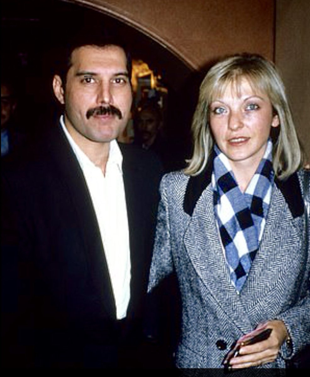 石川三千花 こちらがご本家のフレディとメアリー Bibaで働いていたメアリーの細眉は もろ70年代メイク 作中のフレディの ザンドラ ローズによるコスチュームも最高でした フレディのヒップラインは一朝一夕には作れないにしても T Co