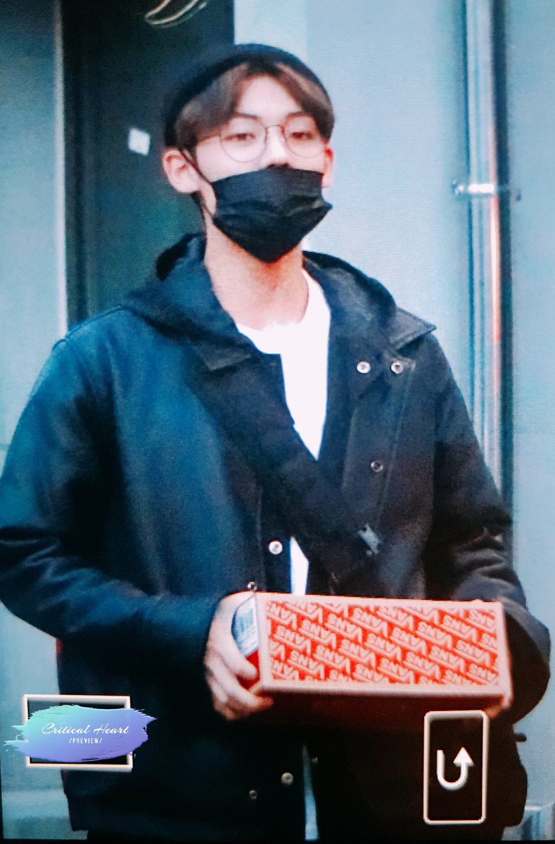 itzjustalice's tweet photo. AHHH GUYS!!!!!
CHAN MADE VANS FOR FEELDOG!!!
I KNEW HE WOULD AS SOON AS I SAW THE PICTURES OF HIM GOING TO FEELDOGS EXHIBITION WITH THAT VANS BOX!!! I'M CRYING!!!!!
#Chan #Feeldog #Feelchan #UNB #찬 #필독 #강유찬 #에이스 #유앤비 #필찬 https://t.co/OCdEHb2IvT