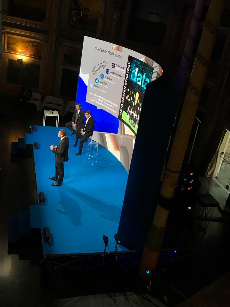 silviabellucci's tweet photo. Si parla di trasformazione tecnologica tramite una data driven strategy oggi al #ThinkRoma con @Utili_Marco #IBM . 4 nuove tipologie di prodotti hw recentemente annunciati pronti per il #multicloud https://t.co/mITdmshobW