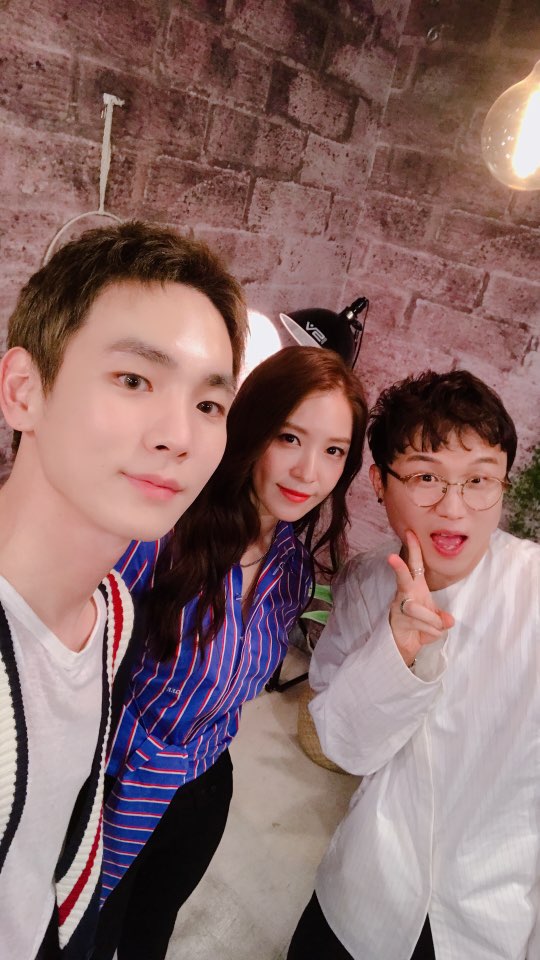 SHINeeUy's tweet photo. [TWITTER]

Actualización de la cuenta oficial de #SHINee junto a #Key, #BoA y #ParkSungKwang para el último episodio de #CheongdamKeytchen 

Cr.: shinee https://t.co/OuIjq6NMOQ