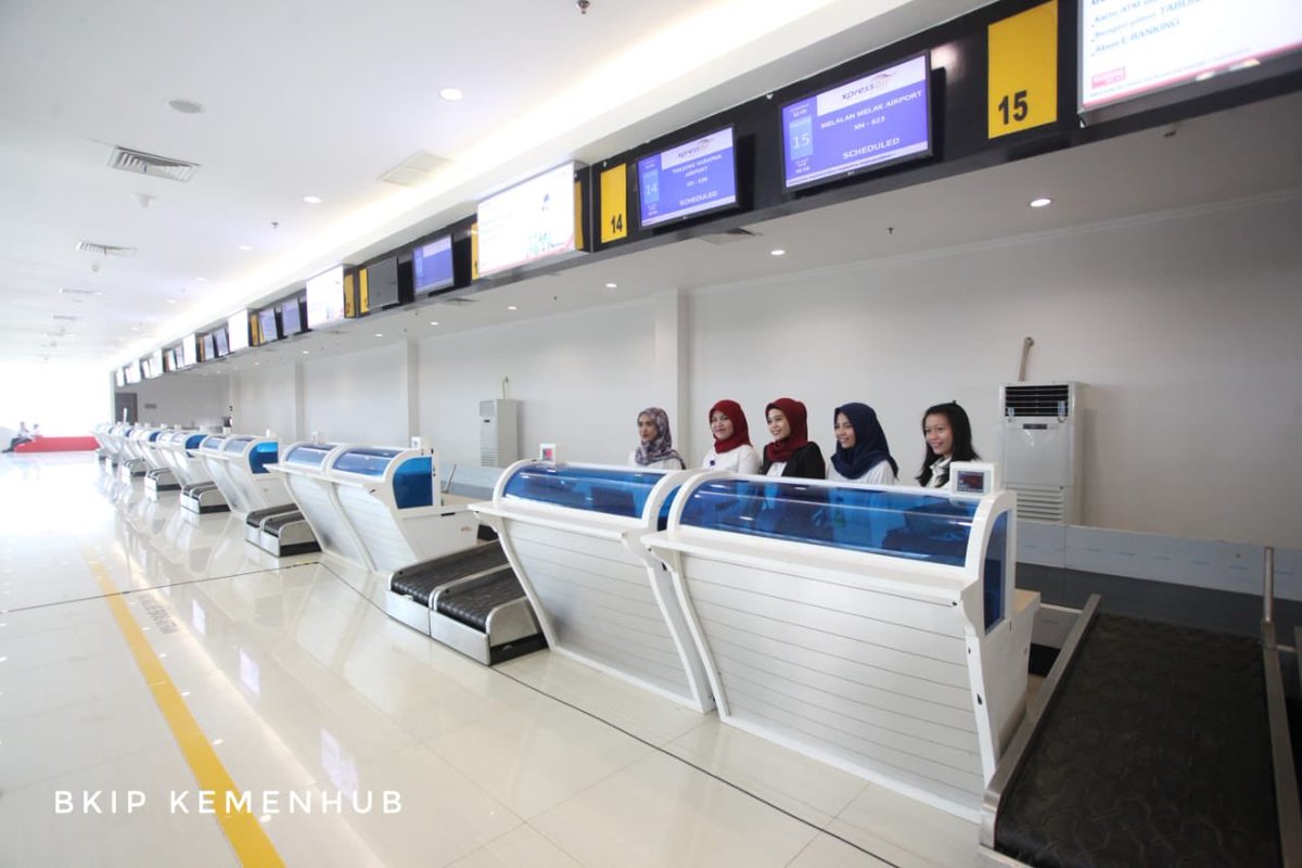 BudiKaryaS's tweet photo. Mendampingi Presiden @jokowi meresmikan Bandara Pranoto di Samarinda, jg meresmikan Bandara Maratua, Kalimantan Timur. Presiden mmnuhi hrpan msyrkt dlm 2 minggu mndtng sdh ada penerbangan jkt dari &amp; ke samarinda, thn 2020 akn dilkukan pngembangan dgn bsaran 3 kali lbh besar. -BKS https://t.co/qlg0H6qcFS