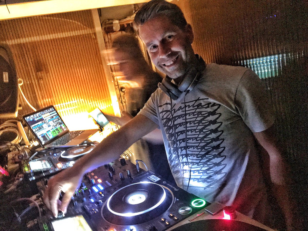 maumusicsup's tweet photo. DJ Duncan Smith in full action in #london at @GMS_UKEU  Sync Drinks! Bring it on magic D. ! #musicsupervision https://t.co/LZkgLdPnSE