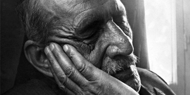 Beni Hor Görme Kardeşim , 
Sen Altınsın Ben Tunçmuyum ? 
Aynı Vardan Var Olmuşuz ,
Sen Gümüşsün ben Saçmıyım? 

Ne Var İse Sende , Bende ,
Ayrılık Var Her Bedende ,
Yarın Mezara Girende ,
Sen Toksunda Ben Açmıyım ? 

Aşık Veysel 
 #aşıkveysel