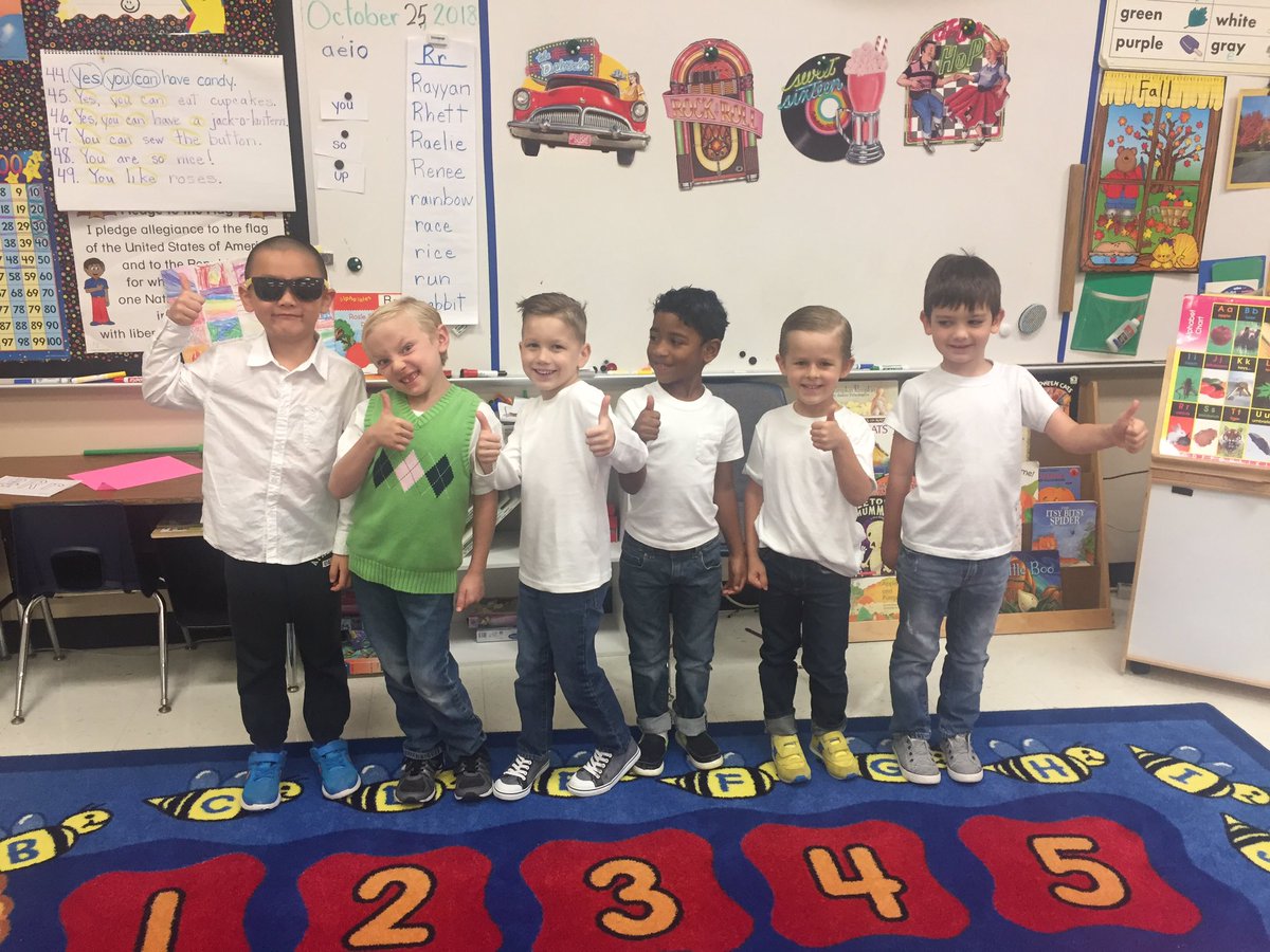 msharrisK16's tweet photo. Having fun celebrating the 50th day of school!!🕶🎉@PowellCISD https://t.co/yvlEIkTDfE