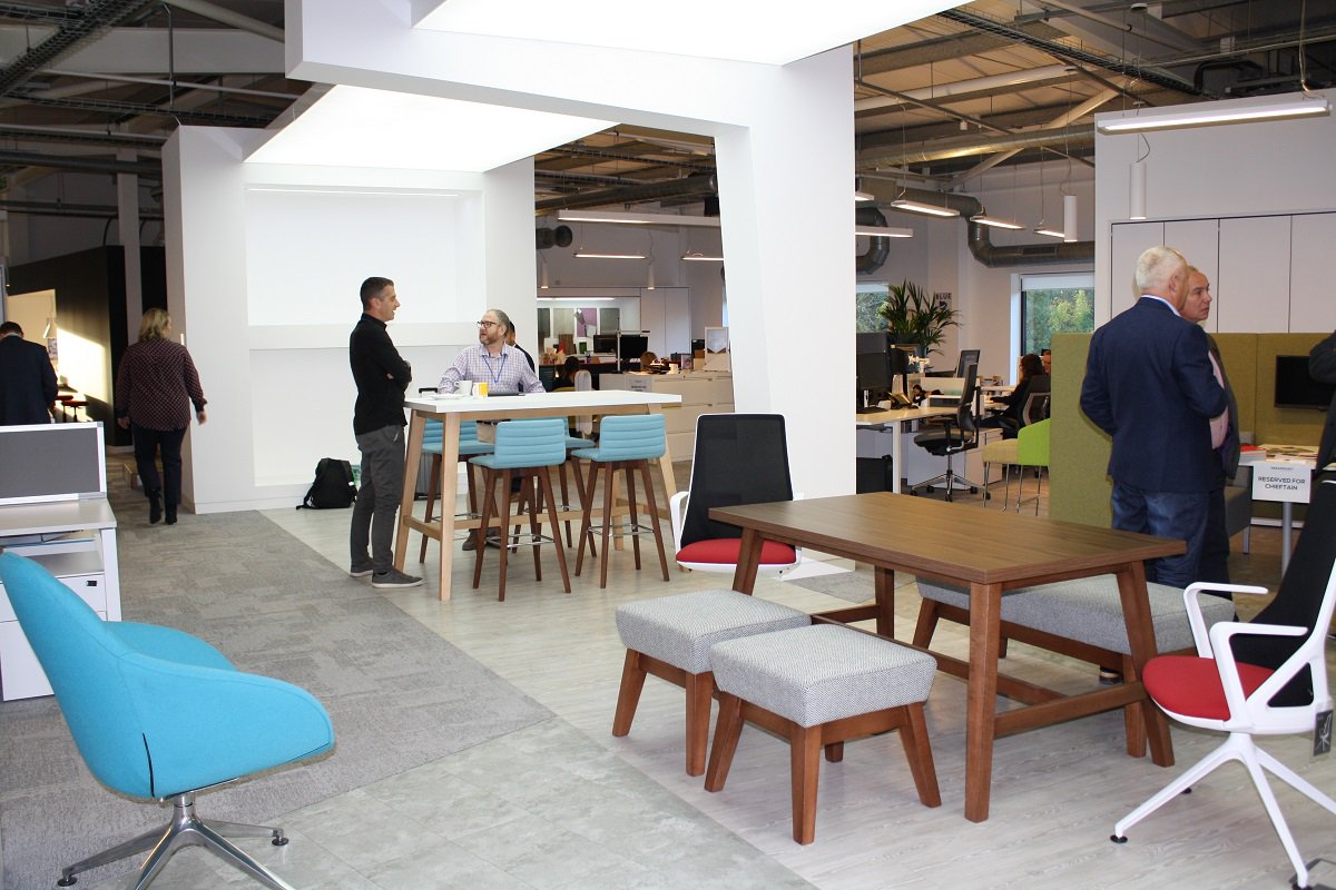 Paramount_db's tweet photo. More pics from #DesignAssemblySW 📸
Brought to you by ourselves and the fantastic team at @edgebypledge #TheConnectedWorkplace #workplacedesign #commercialinteriors https://t.co/8WaFC9seW4