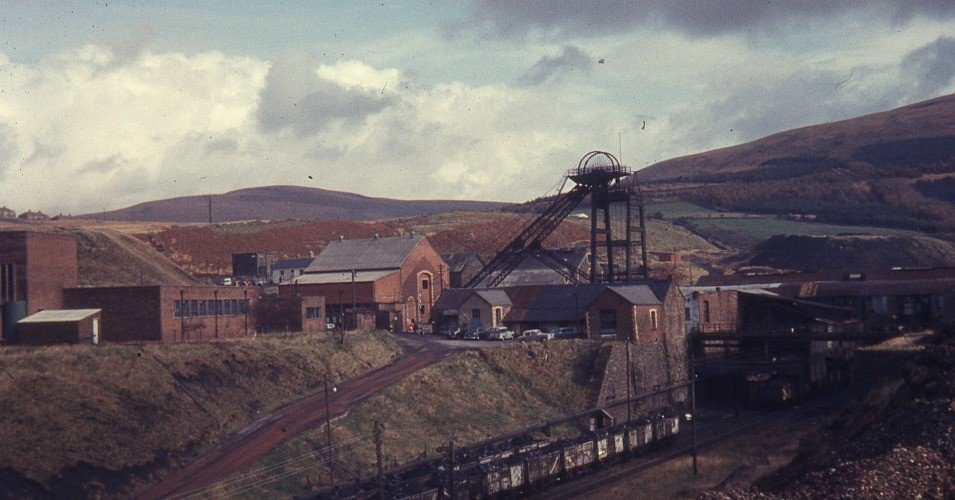 Greenpeace's tweet photo. Massive kudos to Wales, who just made a historic pledge to keep their remaining coal in the ground! Who's up next? https://t.co/bsiSp8qeI7 #ReasonsForHope https://t.co/JmSfEu4r6R