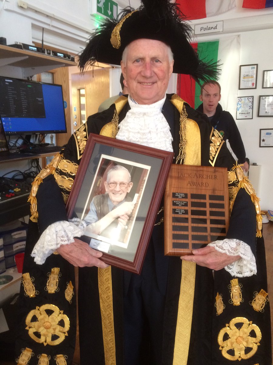 CityofYork's tweet photo. Congratulation to  @cliftongreenps  Clifton Green Primary  who received the Jack Archer Award this morning, presented by the @LordMayorYork . The school achieved the highest proportion of children walking, scooting or cycling to school during #WalkToSchoolWeek2018 ! https://t.co/WPLvutuYJX