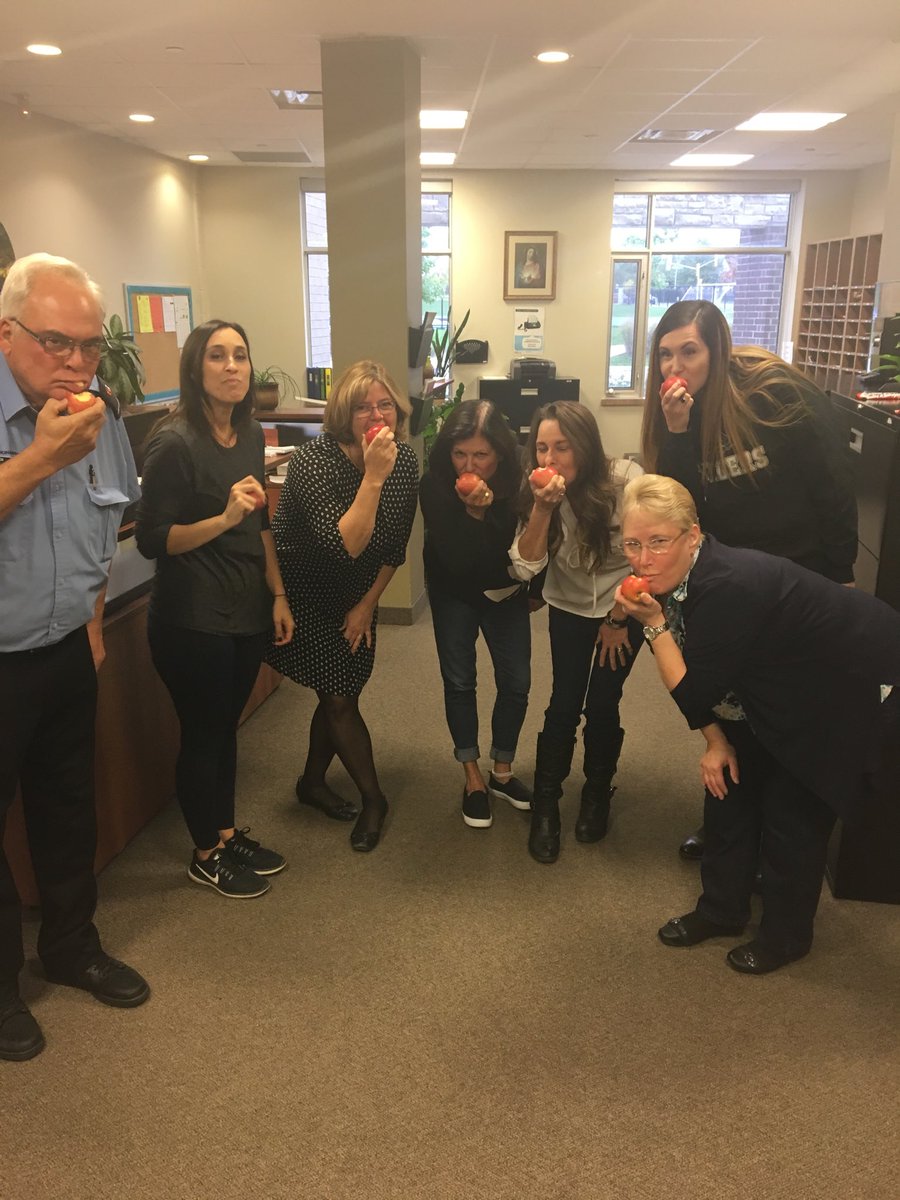 ⁦@STAOakville⁩ office staff participated in ⁦@HaltonFFT⁩ #GreatBigCrunch.  A “Great Big” thank you to ⁦@DrummondFarms⁩ for donating all the apples!!! #nostudentgoeshungry