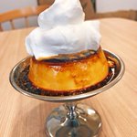 濃厚プリンと生クリーム!カラメルソースも溢れていて、最高の組み合わせ!