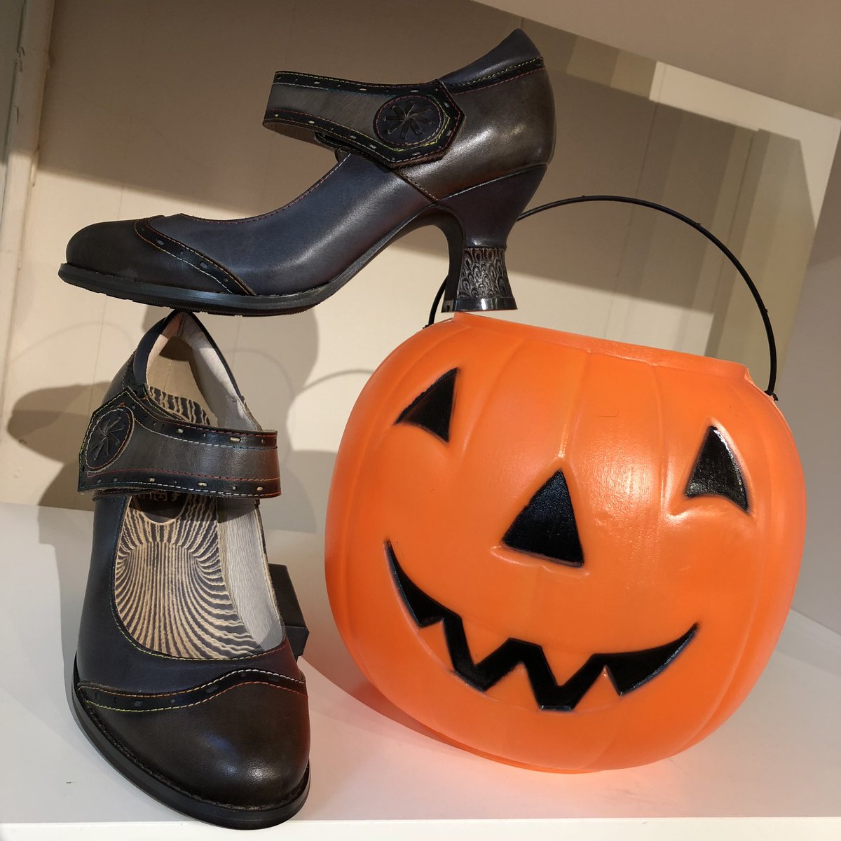 Bout_Passerelle's tweet photo. Itβs getting to be that tricky time of year, so why not treat yourself to a different kind of Mary Jane candy #boutique #downtown #Pittsburgh #shopsmall #shoplocal #shoes #maryjane #shoecandy https://t.co/UFgignxMSf