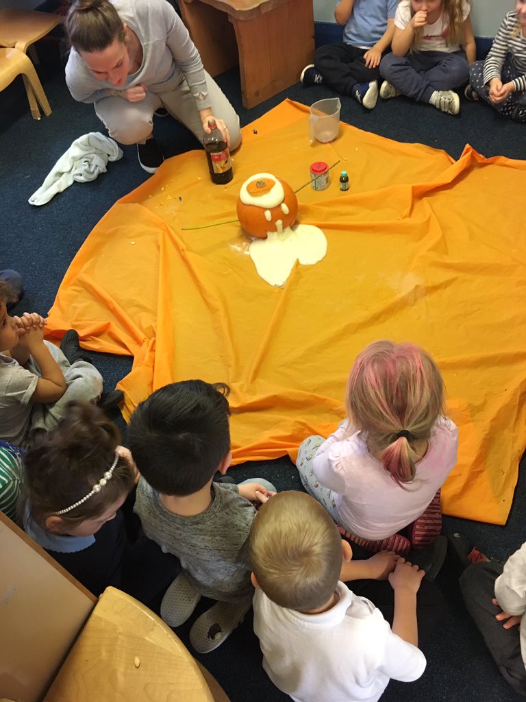 LittleJacksN's tweet photo. Pumpkin fun 🎃 https://t.co/9u4TIS40T5