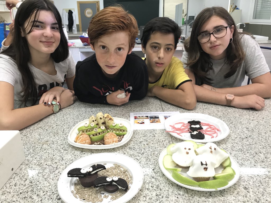 sarafecom's tweet photo. Les élèves de Nouvelle Cuisine de l'@IESCotesBaixes préparent des recettes faciles pour Halloween. #Halloween2018 #nouvellecuisine https://t.co/SAYNMAPeLK