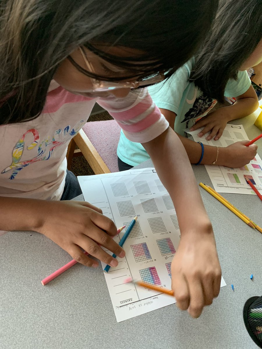 Es5thOak's tweet photo. Using colored pencils and graphs to multiply decimals #Creativity #YayColoring @oakgrovees https://t.co/Kxy9dAEXxM