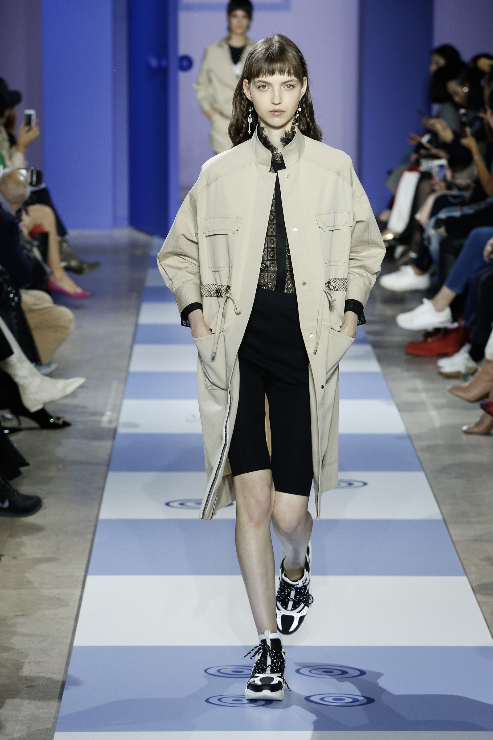 Fashionsnap Com 台湾発のファッションブランド シャッツィ チェン Shiatzy Chen がパリで発表した19年春夏コレクション T Co Rnrp2w6zas T Co Aifnob5xn6 Twitter