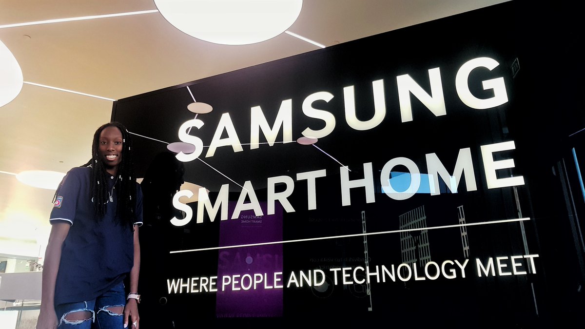 SamsungItalia's tweet photo. Al #SamsungDistrict ci è venuta a trovare un'ospite fenomenale. @paola_egonu, la schiacciatrice della Nazionale Italiana che ha dato spettacolo ai Mondiali. #DoWhatYouCant https://t.co/Ulxsp3TPBL