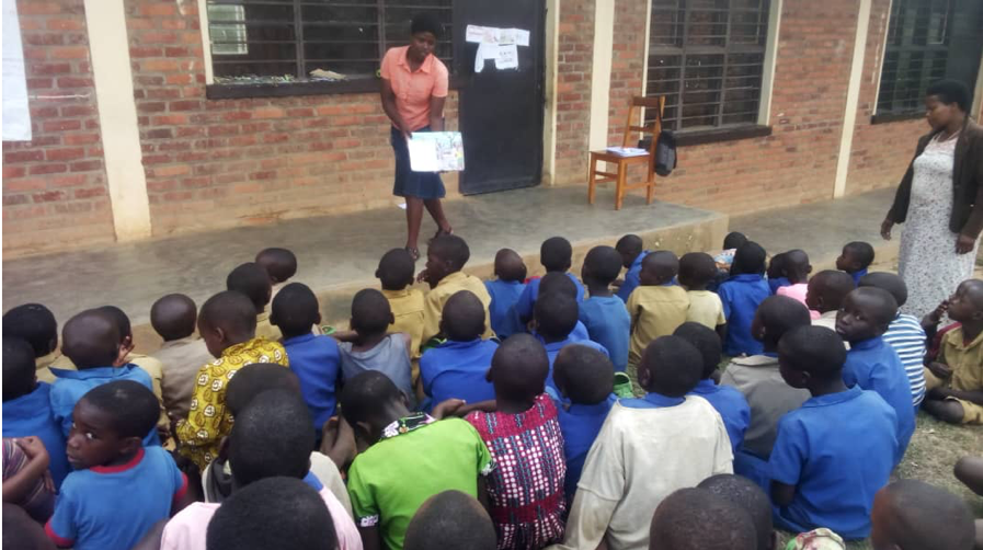 Mureke_Dusome's tweet photo. 😀 Urugerero Youth, trained by Mureke Dusome, are promoting #literacy in their communities by helping Literacy Champions to facilitate reading clubs, plan Umuganda Literacy, create reading materials and conduct Reading Awareness Workshops for parents! #youth #Rwot 📚 https://t.co/VqL3YFPjp5