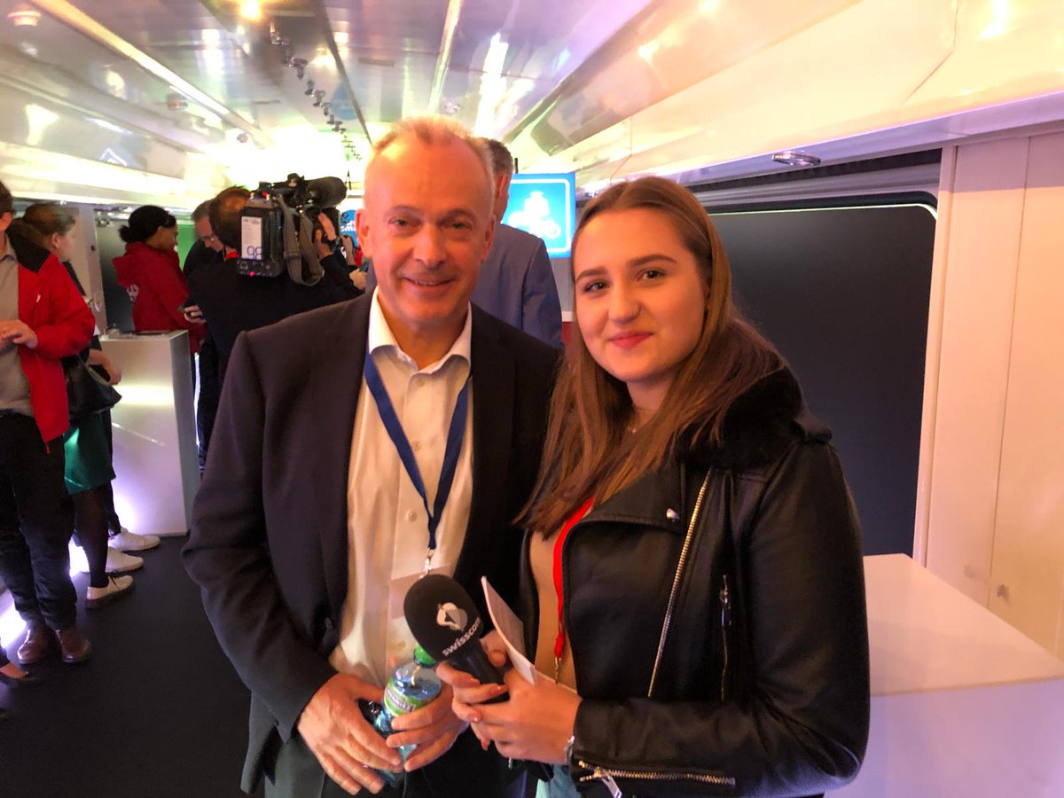 Wem das zu schnell geht mit dem #SwissDigitalDay: Unsere Lernende Mira - hier gerade im Zug mit CEO Urs Schaeppi - ist den ganzen Tag unterwegs und zeigt in einer Reportage um 18.20 Uhr, was heute wichtig war. Zu sehen auf der Bühne Zürich und im Stream: youtu.be/esDQ-f0FbY8.
