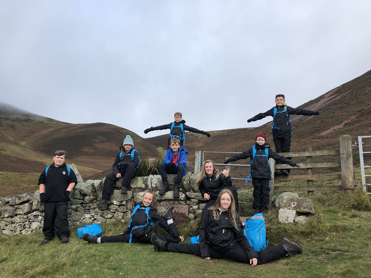 DHS_Outdoors's tweet photo. DHS Outdoor Education Day #group3 #balance #Tpose #Fortnite #splits #getoutsode https://t.co/XLDOWFZNmT