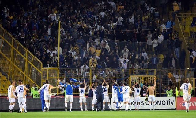 Fenerbahçe deplasman kontenjanını bitiren biz 👇🏻

|￣￣￣￣￣￣￣￣￣￣￣￣￣| 
            ANKARAGÜCÜ 
               GELİYOR😉
|＿＿＿＿＿＿＿＿＿＿＿＿＿| 
                \ (•◡•) / 
                  \     / 
                    ---
                    |   |