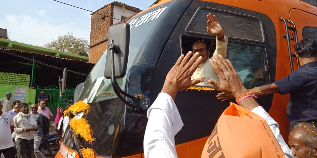 AbharYatra's tweet image. पुष्प वृष्टि और पारंपरिक नृत्य के साथ गोसलपुर में स्थानीय नागरिकों ने #JanAshirwadYatra का स्वागत कर श्री @ChouhanShivraj को आशीर्वाद प्रदान किया। मध्यप्रदेश को समृद्धि की ओर ले जाने के संकल्प से वातावरण गुंजायमान है। #SamriddhMP
