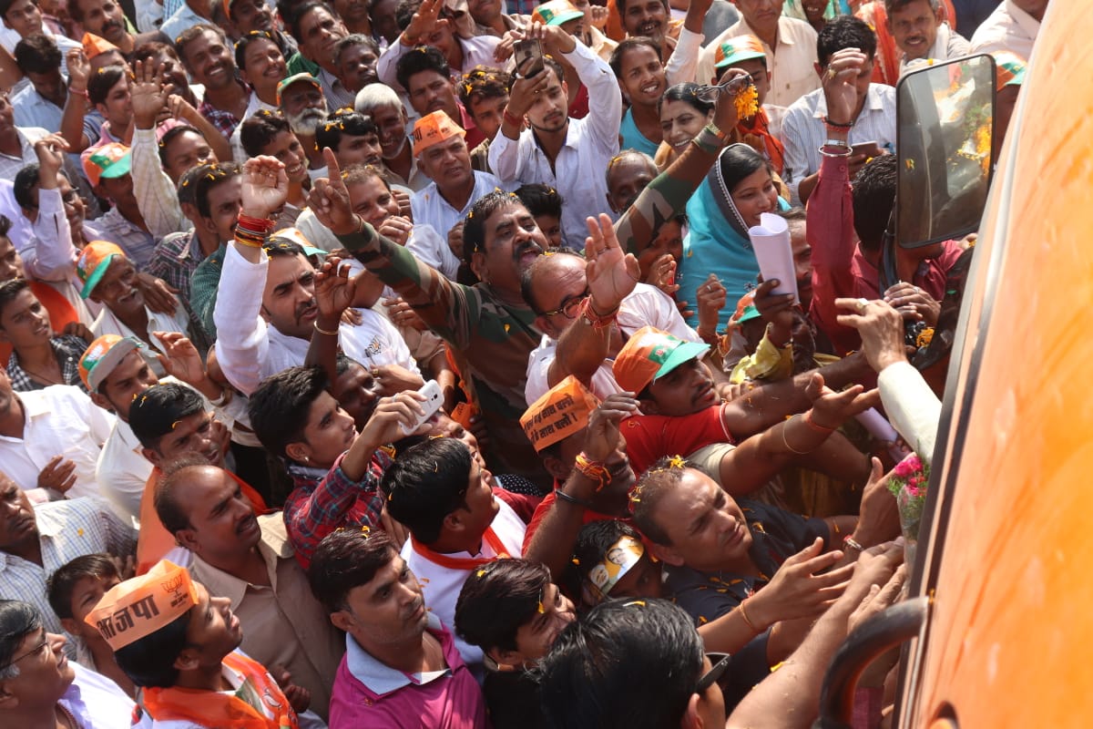 AbharYatra's tweet image. पुष्प वृष्टि और पारंपरिक नृत्य के साथ गोसलपुर में स्थानीय नागरिकों ने #JanAshirwadYatra का स्वागत कर श्री @ChouhanShivraj को आशीर्वाद प्रदान किया। मध्यप्रदेश को समृद्धि की ओर ले जाने के संकल्प से वातावरण गुंजायमान है। #SamriddhMP