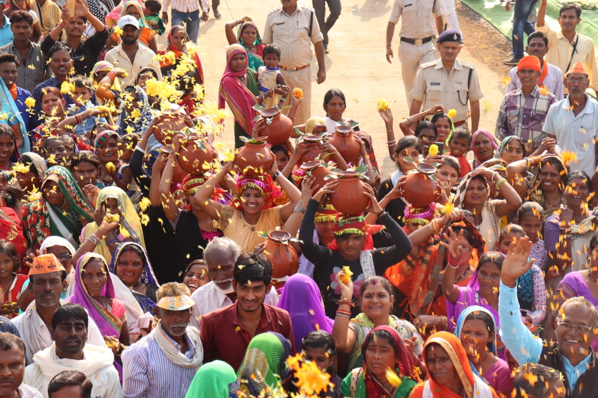 AbharYatra's tweet image. पुष्प वृष्टि और पारंपरिक नृत्य के साथ गोसलपुर में स्थानीय नागरिकों ने #JanAshirwadYatra का स्वागत कर श्री @ChouhanShivraj को आशीर्वाद प्रदान किया। मध्यप्रदेश को समृद्धि की ओर ले जाने के संकल्प से वातावरण गुंजायमान है। #SamriddhMP