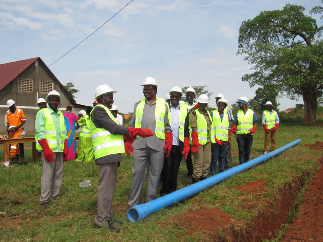 UmbrellasWatsan's tweet photo. #MWEworks Minister @min_waterUg Hon.Sam Cheptoris laying a pipe during the Ground Breaking Ceremony of Kiwoko-Butalangu WSS in Nakaseke district @GovUganda @Water4PeopleUG @Parliament_Ug @alfayole @UgandaMediaCent @HonKibuule @FrankTumwebazek @dwrmug @DominicKavutse1 https://t.co/G8Ypn2ODai