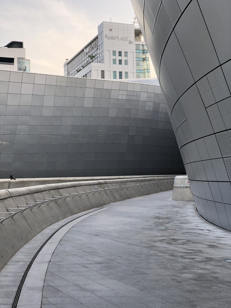 benypnst's tweet photo. #รีวิวเกาหลี DDP Dongdaemun design plaza ที่รู้จักกันดีว่าที่นี่มีดงดอกกุหลาบ LED ตอนกลางคืนสวยมากกกๆ แล้วร้านข้างใน ก็มีของกุ๊กกิ๊กน่ารักเต็มไปหมด ไม่เจรียมใจมาจ้ายจังค์ไม่ควรมาเพราะจะหมดตัวเยอะมากจีๆ ลงสถานี Dongdaemun history &amp; culture park ได้เลยย 💫 https://t.co/fhoWAZDXos