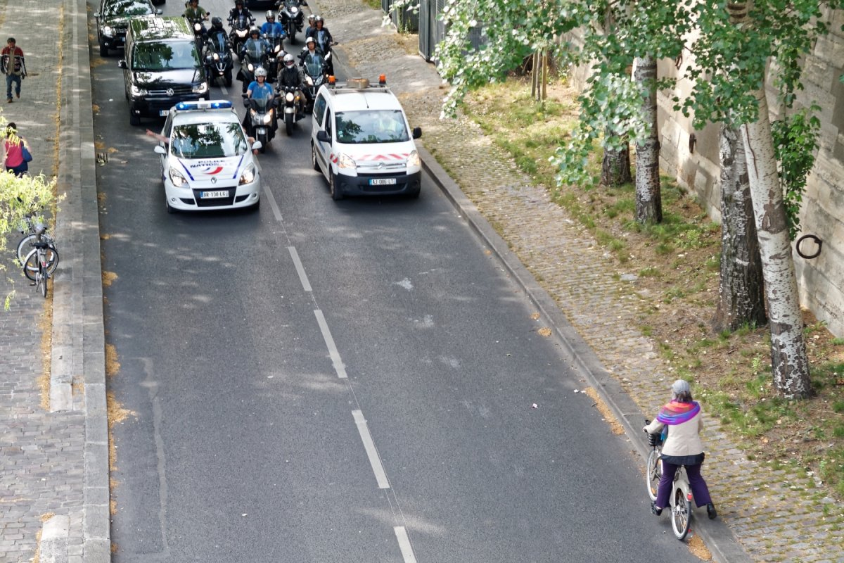 Piétonisation des #VoiesSurBerges confirmée. Voici des images qu'on ne reverra pas (quand les automobilistes revenaient sur les berges le dimanche à 17h après quelques heures de piétonisation éphémère)