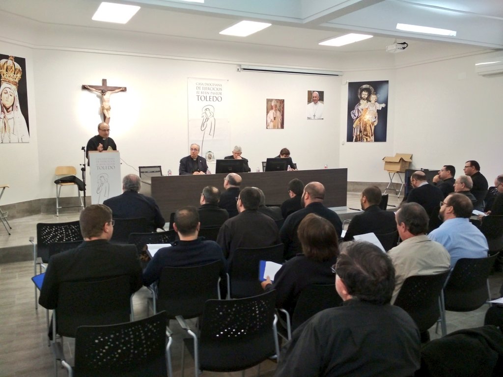 architoledo's tweet photo. Los #delegadosepiscopales de @sepaju @caritasto @delfamiliatoled @CatequesisToled @seminariotoledo
piden al nuevo #ColegioArciprestes la colaboración de #sacerdotes y #seglares @postoladoseglar en cada uno de los 26 #Arciprestazgo para coordinar la acción pastoral en las 5 áreas https://t.co/rWDhcquKX4