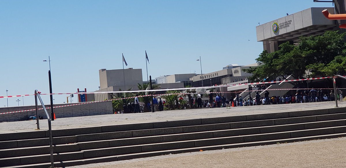 KathyLBerman's tweet image. #CapeTownCouncil #filminginprogress. Outside the council offices this morning. Not sure the filmmakers rented this crowd