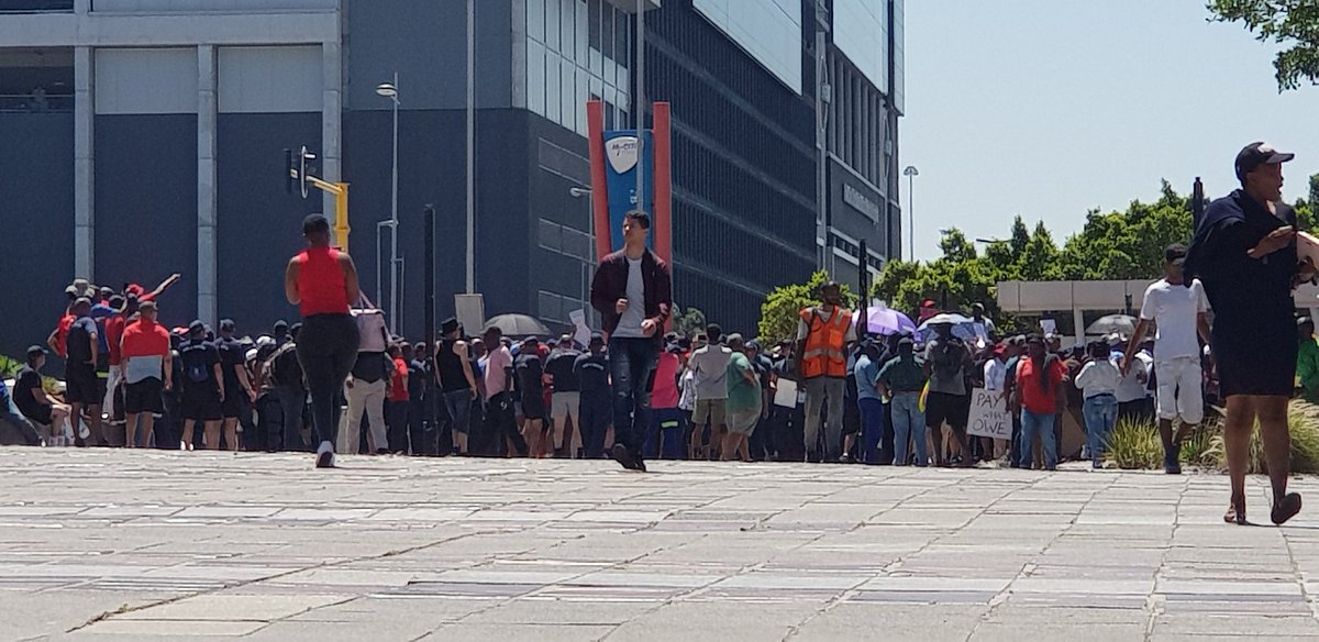KathyLBerman's tweet image. #CapeTownCouncil #filminginprogress. Outside the council offices this morning. Not sure the filmmakers rented this crowd