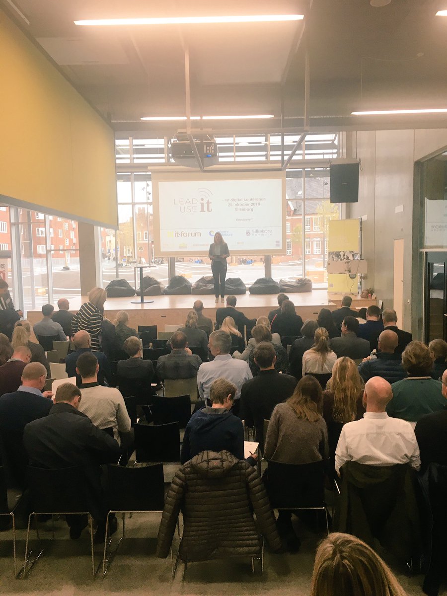 DigitalLeadDK's tweet photo. Klar til #Leadituseit i Silkeborg i dag. Moderator og @Elektronistamag-vært @christianevejlo og Silkeborgs borgmester Steen Vindum byder velkommen https://t.co/otFaaK2E6Z