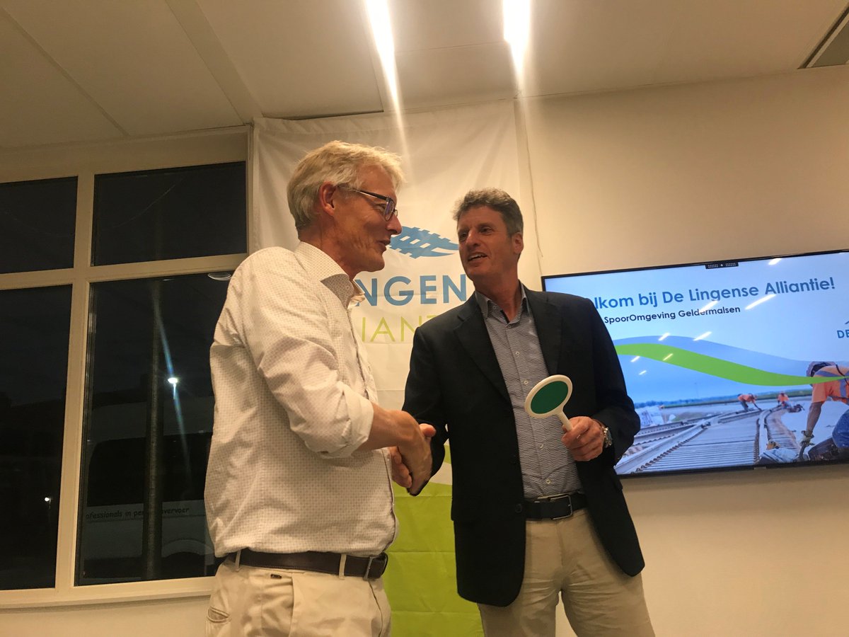 Op 15 &amp; 24 oktober werd de organisatie van de
Omgevingstafels #Tricht en #Geldermalsen overgedragen van <a href="/prorail/">ProRail</a> naar <a href="/DL_Alliantie/">De Lingense Alliantie</a>. Omgevingstafels dienen als klankbord voor het project, waar informatie wordt gedeeld en dilemma's worden besproken. <a href="/duravermeer/">Dura Vermeer</a> <a href="/MobilisTBIinfra/">Mobilis TBI</a>