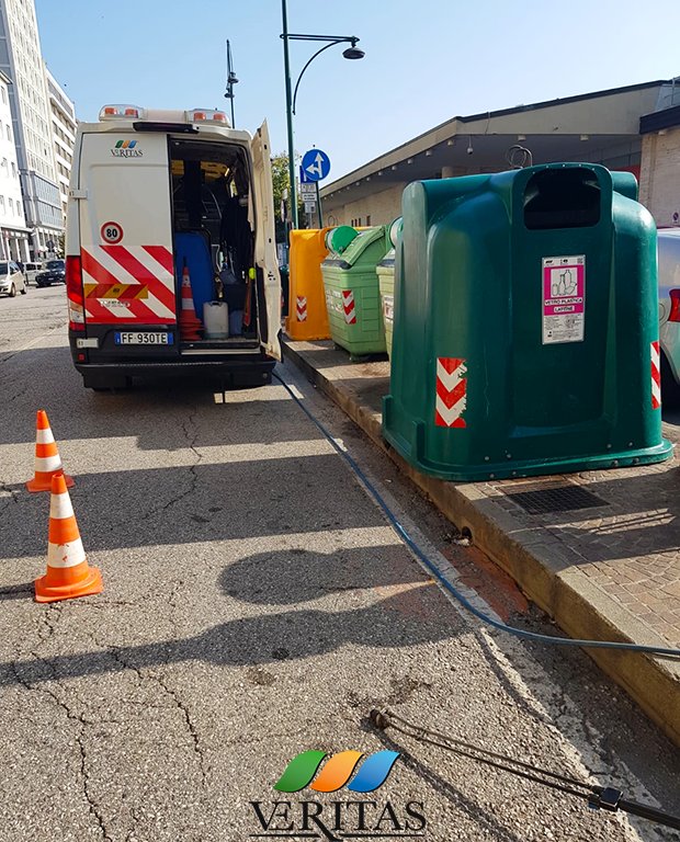 GruppoVeritas's tweet photo. #OperatoriVeritas al lavoro a #Mestre e #Marghera per la pulizia delle #isoleecologiche per il mantenimento del #decorourbano per una #cittapulita. #raccoltadifferenziata #riciclo #differenzia #ilovericiclo #cassonetti #puliziaMarghera #lavaggiMestre @CMVenezia @comunevenezia https://t.co/fwoTOCOwuD
