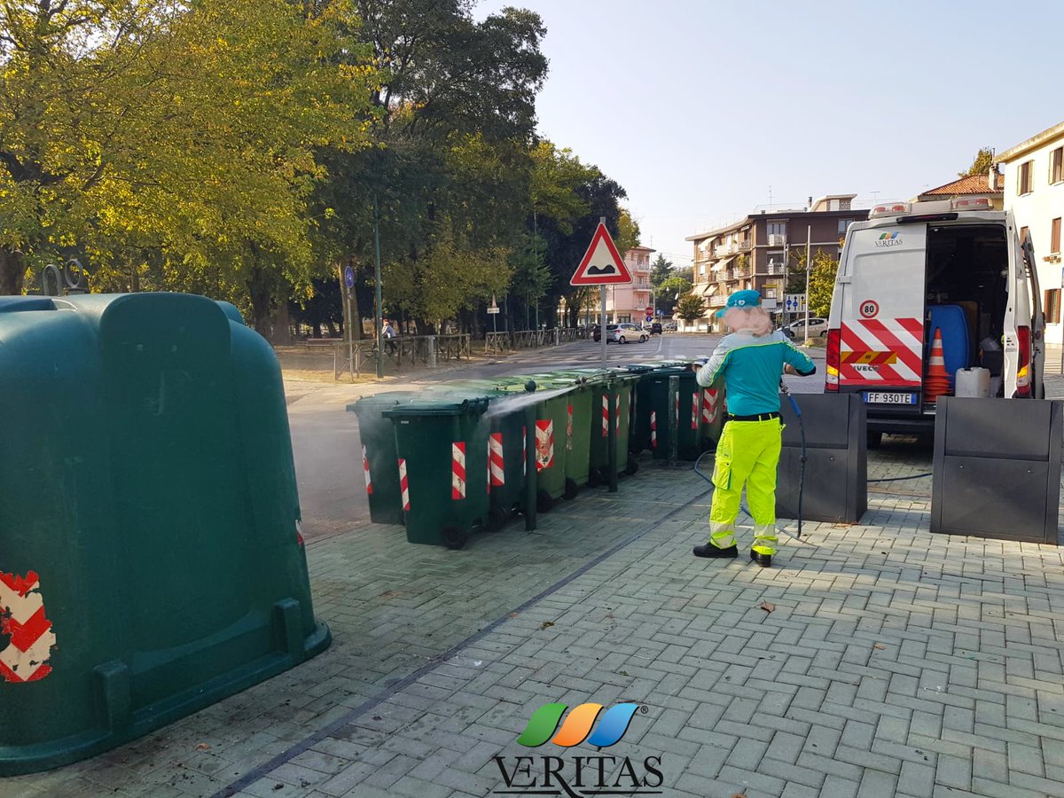 GruppoVeritas's tweet photo. #OperatoriVeritas al lavoro a #Mestre e #Marghera per la pulizia delle #isoleecologiche per il mantenimento del #decorourbano per una #cittapulita. #raccoltadifferenziata #riciclo #differenzia #ilovericiclo #cassonetti #puliziaMarghera #lavaggiMestre @CMVenezia @comunevenezia https://t.co/fwoTOCOwuD