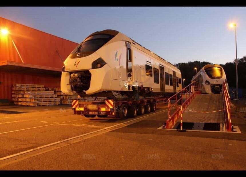 AgencePannelle's tweet photo. {TRANSPORTS} #Senegal : Le Coradia polyvalent d’Alstom, premier TER du pays, devrait arriver au port de Dakar le 12 novembre. Il pourra accueillir jusqu’à 531 passagers répartis dans 4 voitures.
 #kebetu 
https://t.co/vSfpbBHlUA https://t.co/bFTxr8Epvo