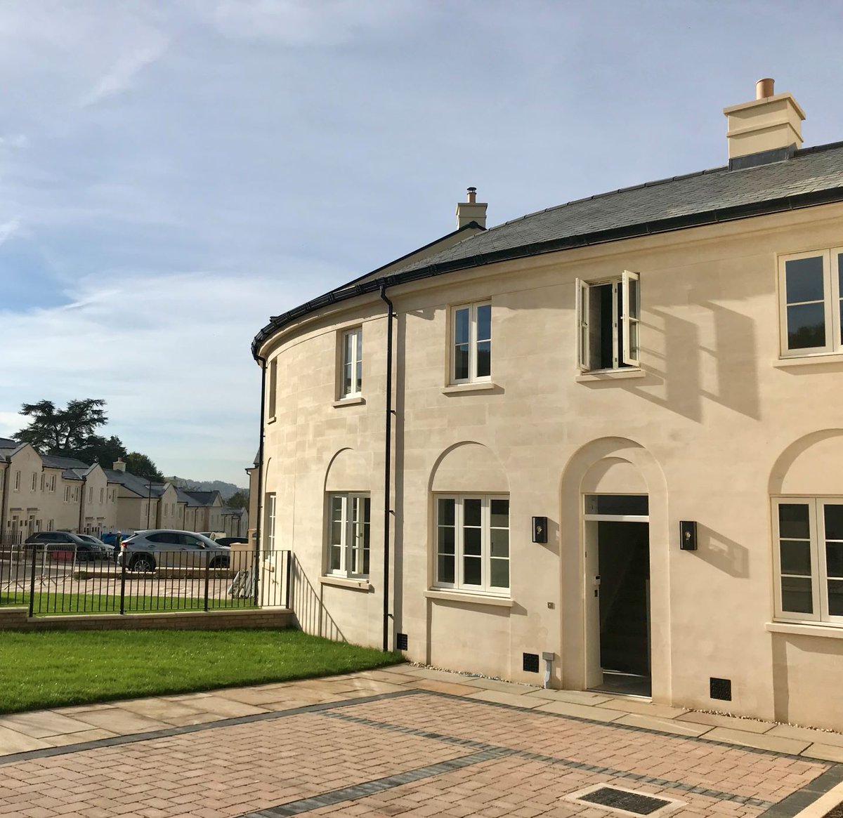Lovell_Stone's tweet image. Fabulous sunshine visiting Holburne Park in Bath to see our #HarthamParkBathStone insitu. The honey-coloured hue of this ancient limestone  looks stunning on this prestigious development. 
#classicaltradition #bathstone #modernliving #quarrymaster #britishstone #Bath #cityliving