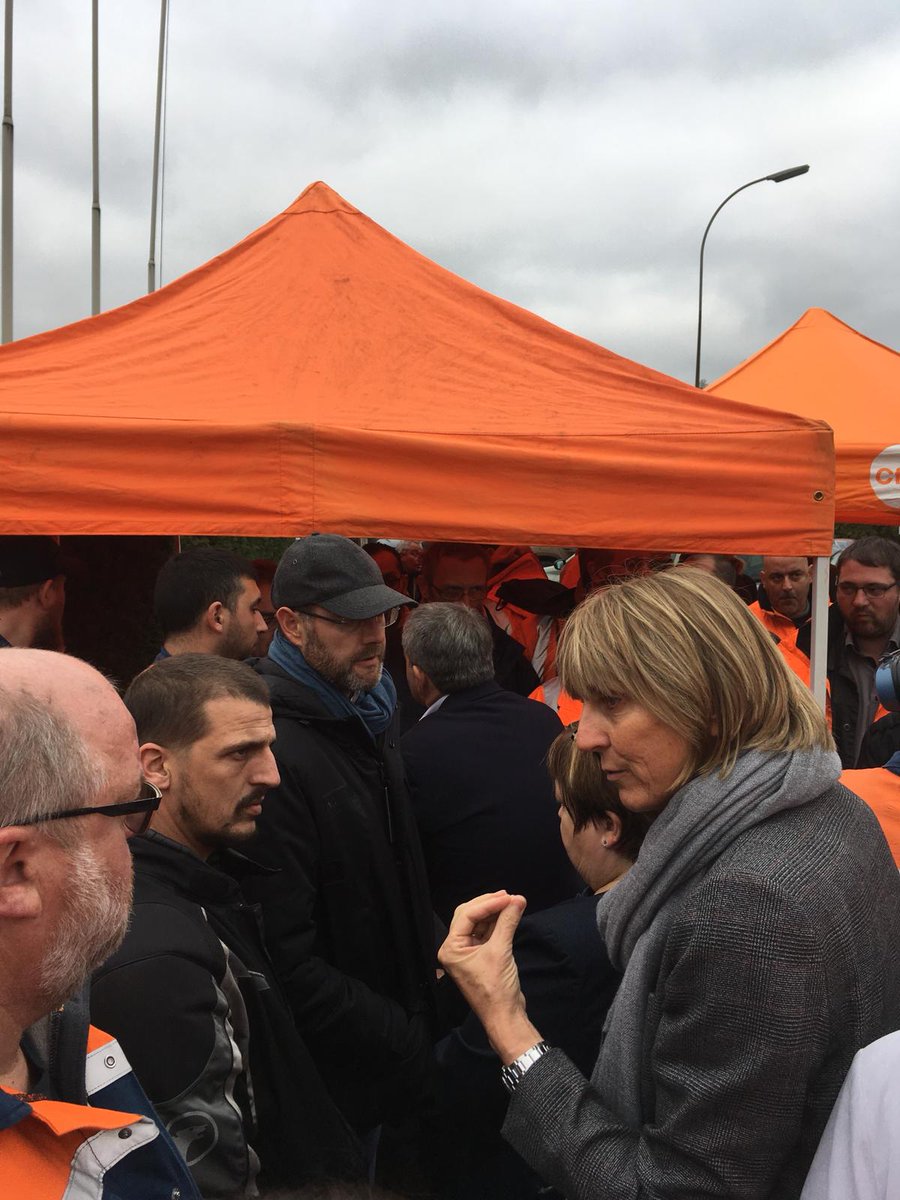 valerieletard's tweet image. Avec Xavier Bertrand, Cécile Gallez, Béatrice Descamps et les élus du territoires auprès des salariés d'#Ascoval ce matin à Saint Saulve. Déterminés et combatifs ! Vallourec doit se mette autour de la table avec le repreneur, l'État, et les collectivités qui, elles, sont au Rdv !