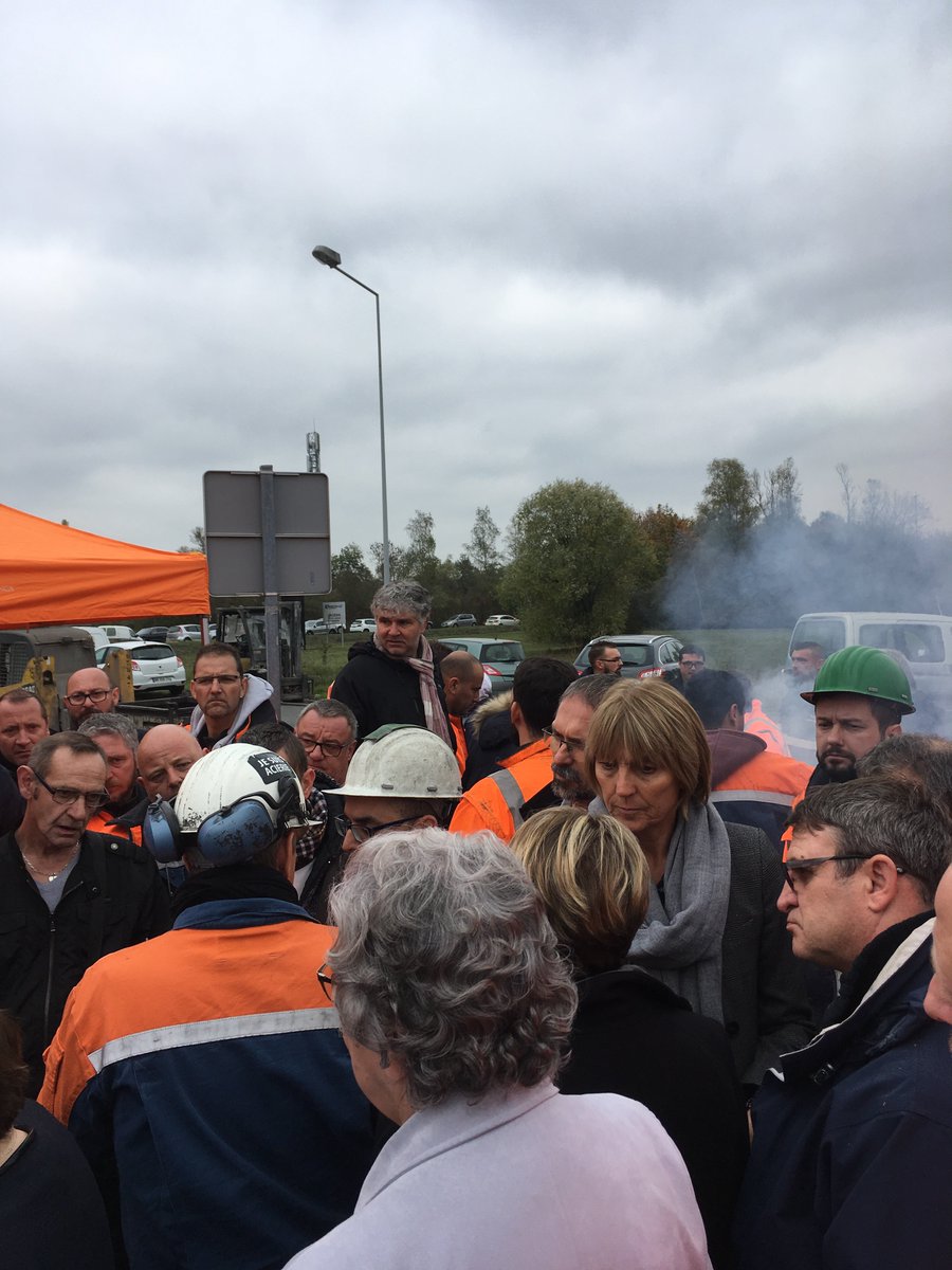 valerieletard's tweet image. Avec Xavier Bertrand, Cécile Gallez, Béatrice Descamps et les élus du territoires auprès des salariés d'#Ascoval ce matin à Saint Saulve. Déterminés et combatifs ! Vallourec doit se mette autour de la table avec le repreneur, l'État, et les collectivités qui, elles, sont au Rdv !