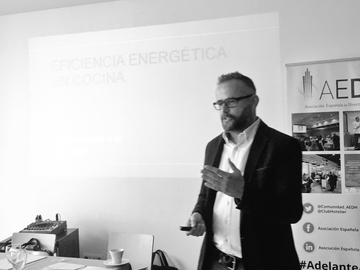 Repagas's tweet image. Pablo Martínez, chef corporativo de @Repagas, descubriendo cómo ser eficientes energéticamente en una cocina profesional en la jornada #HotelyEnegía de @Comunidad_AEDH #AdelanteAedh
