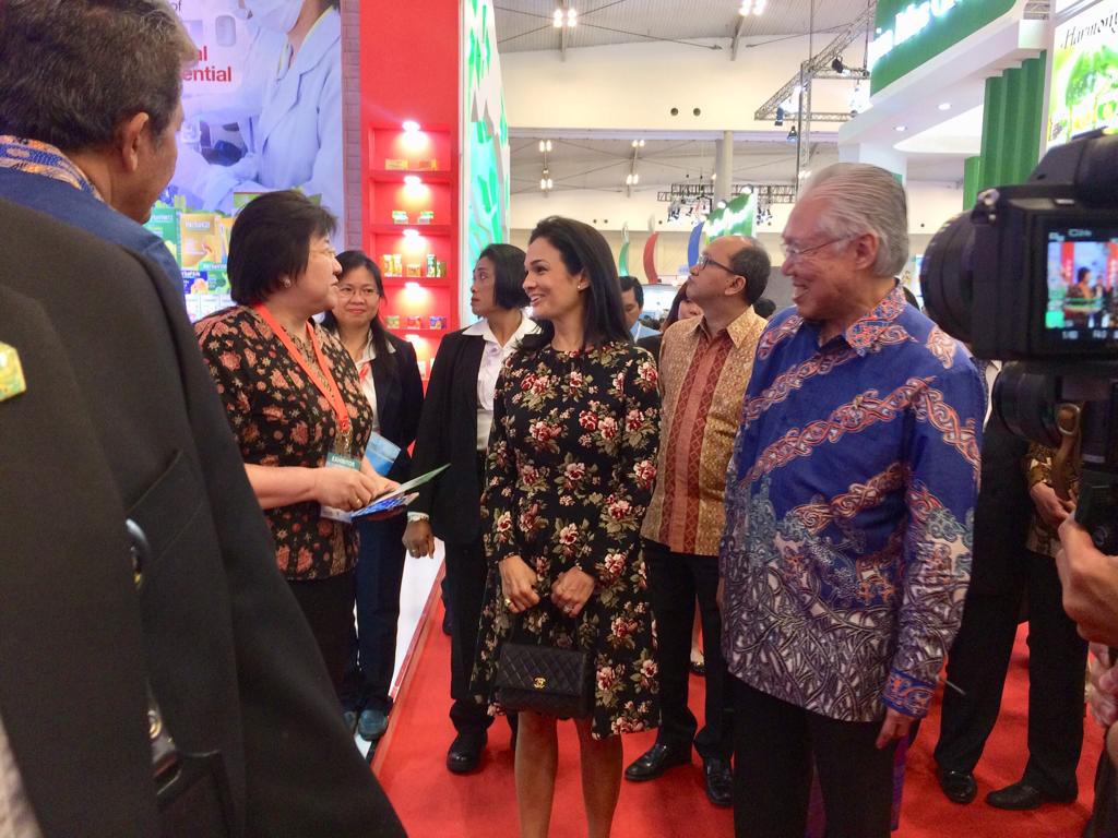 infoamerop's tweet photo. VP @IsabelStMalo met with Trade Minister @EnggarMendag to improve economic &amp; trade relations between Indonesia-Panama during her visit to #TEI2018. Panama is an important trading partner to Indonesia and hub to Central &amp; Latin America.

#TradeExpoIndonesia

📷 @kemendag
@kemlu_ri https://t.co/8YvZNYFOeR