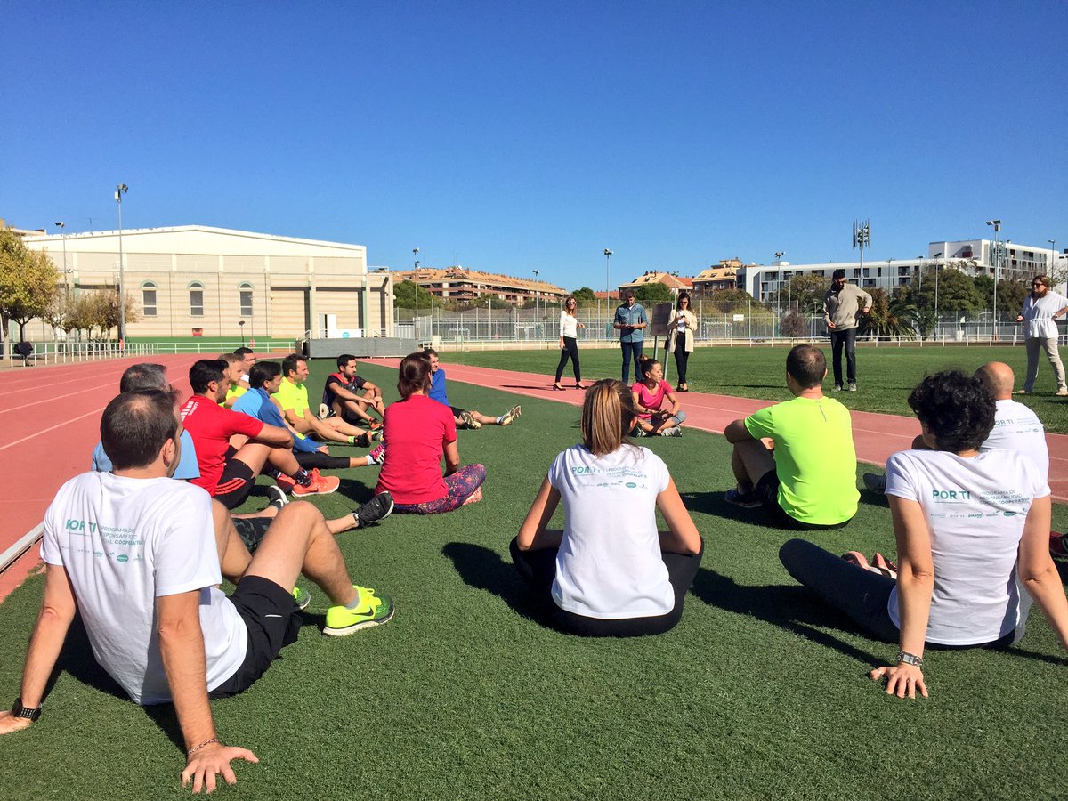 Podoactiva's tweet photo. “Estirar es asignatura pendiente de muchos de los que salen a correr. Una buena pauta de estiramientos previene de roturas fibrilares o la tendinitis”. Seguimos con las recomendaciones de Isabel Macías (@Macias1500) en el reto #PorTi. #Podología #Running #RSC https://t.co/rPK8UMF73A