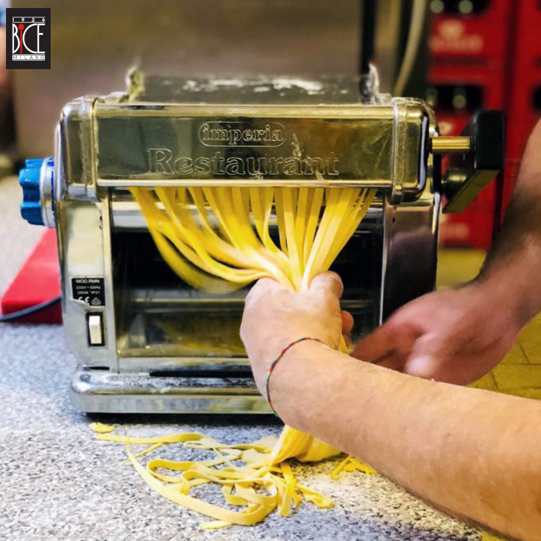 bice_milano's tweet photo. Tutti i giorni, #BiceMilano porta sulle vostre tavole la pasta fresca per i primi del suo menù.
Un tradizione lunga quasi un secolo, quale giorno migliore per celebrarla se non il #PastaDay? 
#Restaurant #Food #pasta https://t.co/lzmnZ8JRLA