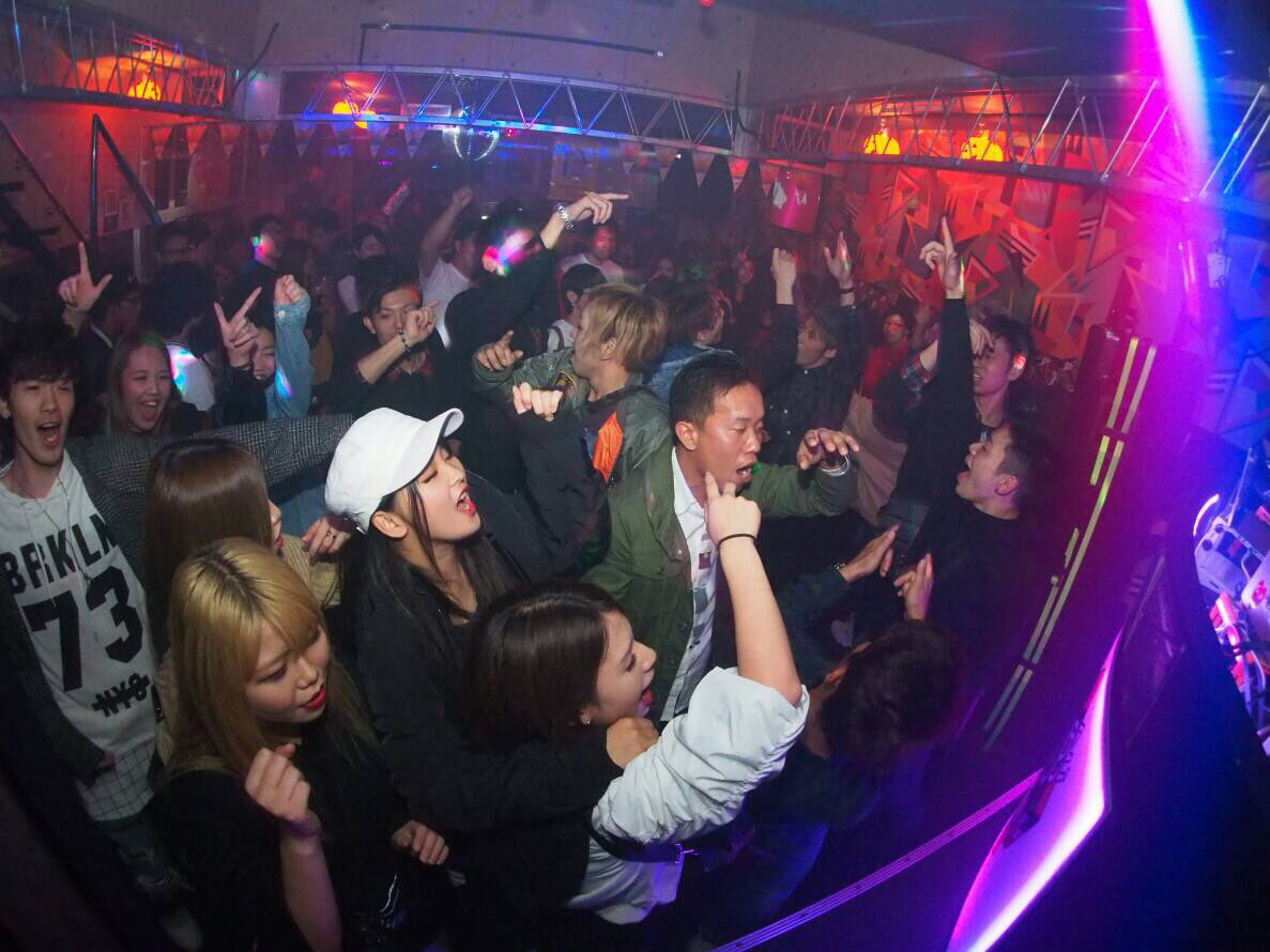 DJKO_SUKE's tweet photo. ✨🎉感謝感謝🎉✨ 
「MUSIC JANKYS」
📍CLUB CUBE 

沢山の酒を浴び、ぶっ飛んだパーティができました🕺
DJ方が素敵な選曲をしていただき
会場の皆の最高の熱気で、
気持ち良い空間になれた事に感謝します！
今後もベース作り頑張りますので、
よろしくお願い致します。
ありがとうございました🌈 https://t.co/25lDdPpGix
