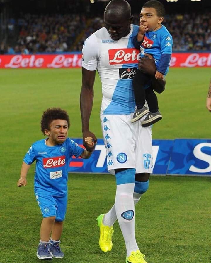ABDELDJALIL224's tweet image. Koulibaly et ses enfants hier soir 😂

#PSGNAP #UCL