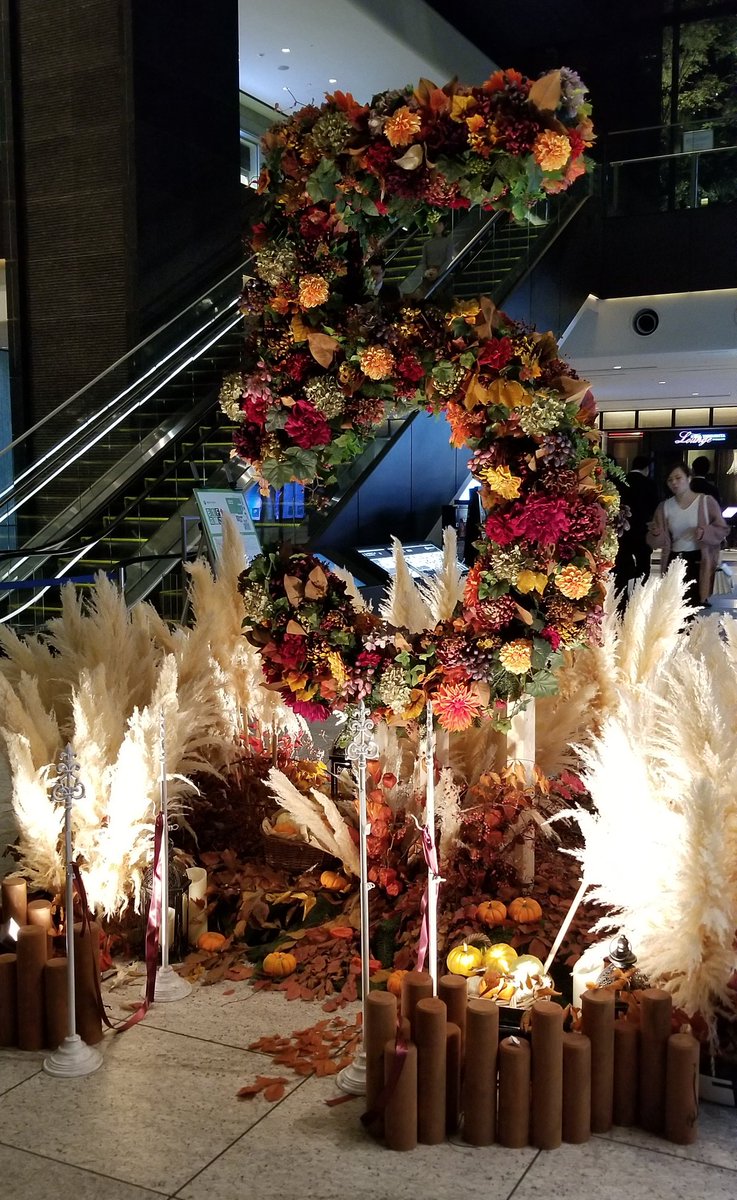 Yagi Na Twitteru オーテモリは5周年なのかな オブジェがありました そんなになるのね 4枚目は ソフトクリームの形の看板が ハロウィン仕様になってたので