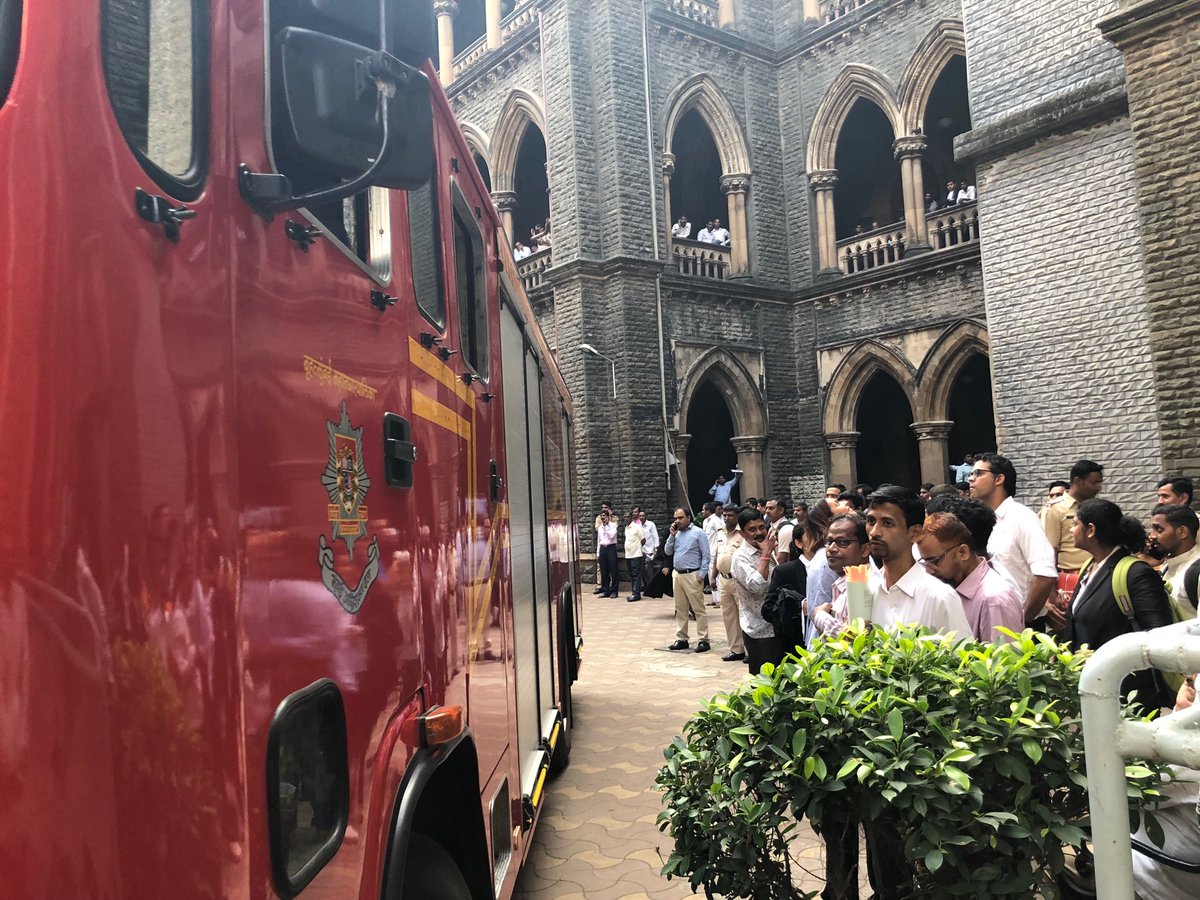 swatidTOI's tweet photo. At the #BombayHC a #mockfiredrill is underway ⁦@TOIMumbai⁩ https://t.co/1IqKoH05M5