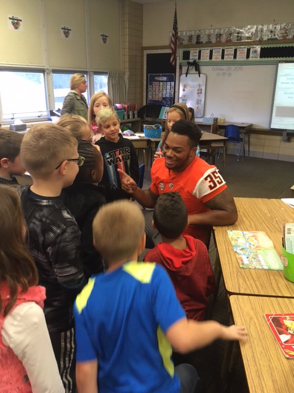 CoachCarlPelini's tweet photo. Special thanks to Principal Jim Lang and all the teachers at Conneaut Elementary for the opportunity to give back to our local community!  @BGSchools @BGathletics @BG_Football #AYZIGGY https://t.co/rFucD6v2VG