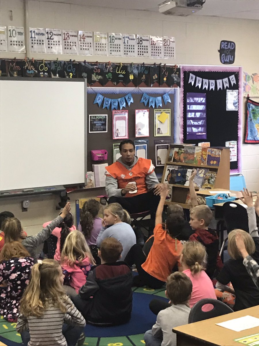 CoachCarlPelini's tweet photo. Special thanks to Principal Jim Lang and all the teachers at Conneaut Elementary for the opportunity to give back to our local community!  @BGSchools @BGathletics @BG_Football #AYZIGGY https://t.co/rFucD6v2VG